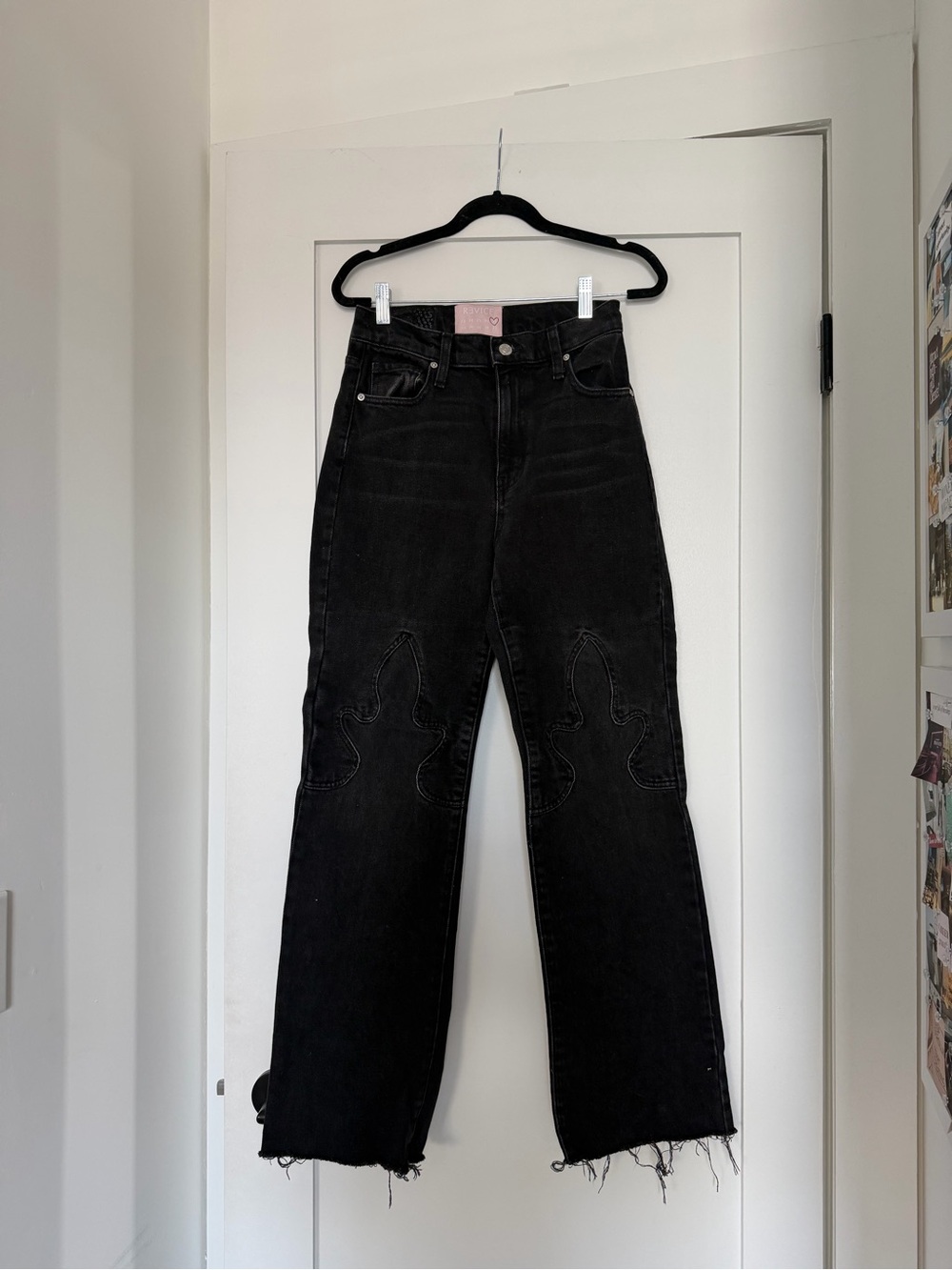 High-Waist Black Women's Jeans with Subtle Stitch Detailing